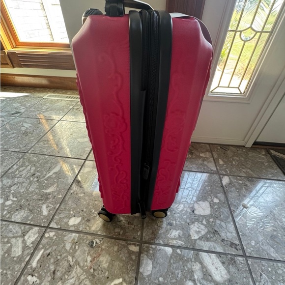 IT LUGGAGE “RED SKULLS”  HARDSIDE CARRY ON ROLLER LUGGAGE NEW - Picture 3 of 12